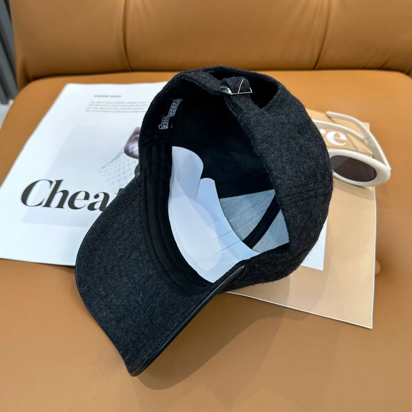 P70 Crow Heart's new autumn and winter fur-stitched baseball cap. It's full of autumn and winter atmosphere. The quality is great. The deepening of the hat shape makes it more elegant. It's very nice for both men and women. It's a classic among classics. It goes well with daily wear. Casual and fashionable.